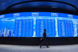 Bảng chỉ số chứng khoán tại sàn giao dịch ở Hong Kong, Trung Quốc. (Ảnh: THX/TTXVN)