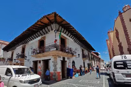 Những bức tường sáng màu, cửa gỗ, ban công và mái ngói tạo nên nét kiến trúc đặc trưng của Taxco. Nhiều công trình trong khu vực trung tâm vẫn lưu giữ dấu ấn của quá trình phát triển đô thị qua nhiều thế kỷ. (Ảnh: Phương Lan/TTXVN)