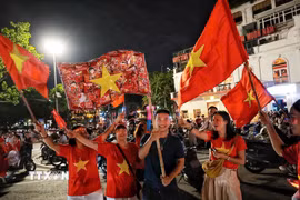 Màu đỏ của lá cờ Tổ quốc tô thắm mọi nẻo đường trong đêm chiến thắng của đội tuyển Việt Nam. (Ảnh: Phạm Tuấn Anh/TTXVN)