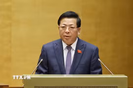 Bộ trưởng Bộ Xây dựng Trần Hồng Minh, thừa ủy quyền của Thủ tướng Chính phủ, trình bày Tờ trình về 02 nội dung: Định hướng chính sách sửa đổi Luật Nhà ở năm 2023 và Định hướng chính sách sửa đổi Luật Kinh doanh bất động sản. (Ảnh: Doãn Tấn/TTXVN)