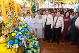 Đại biểu lãnh đạo tỉnh Tây Ninh tham quan trưng bày triển lãm tại Đại lễ Hội yến Diêu Trì Cung năm 2026. (Ảnh: Giang Phương/TTXVN)