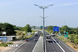 Tuyến cao tốc Lộ Tẻ-Rạch Sỏi phát huy hiệu quả kết nối An Giang với các tỉnh Đồng bằng sông Cửu Long. (Ảnh: Thanh Sang/TTXVN)