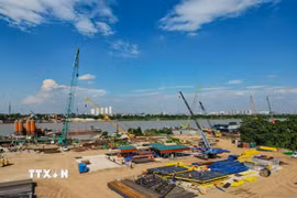 Khu vực dự án cầu Tứ Liên nhộn nhịp hoạt động khi các đơn vị thi công đẩy nhanh tiến độ. (Ảnh: Lê Đông/TTXVN)