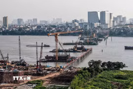 Công trường dự án xây dựng cầu Trần Hưng Đạo - công trình giao thông trọng điểm kết nối khu vực trung tâm với phía Đông thành phố. (Ảnh: Phạm Tuấn Anh/TTXVN)