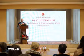 Đại sứ Trịnh Minh Mạnh chia sẻ với kiều bào ở Tamil Nadu về tình hình phát triển đất nước và những định hướng của Đảng và Nhà nước đối với kiều bào ở nước ngoài. (Ảnh: Vũ Hà/TTXVN)
