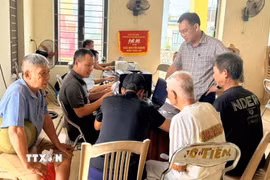 Ông Phạm Văn Định, Chủ tịch UBND xã Kiến Hưng, thành phố Hải Phòng (đứng) trực tiếp kiểm tra công việc liên quan đến giải phóng mặt bằng tại địa phương. (Ảnh: Minh Thu/TTXVN)