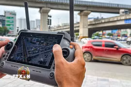 Cán bộ kỹ thuật điều khiển UAV giám sát tình hình giao thông tại khu vực đường Vành đai 3-Nguyễn Xiển-Nguyễn Trãi. (Ảnh: Trung Nguyên/TTXVN)