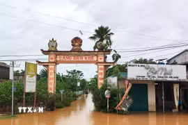 Nhiều khu dân cư tại xã Ái Tử (Quảng Trị) bị ngập lụt do mưa lớn. (Ảnh: Tường Vi/TTXVN)
