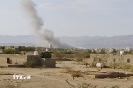 Khói bốc lên sau một cuộc không kích tại tỉnh Al-Jawf, Yemen. (Ảnh: THX/TTXVN phát)