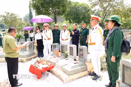Thực hiện nghi lễ cất bốc hài cốt liệt sỹ Lê Thái Cơ tại Nghĩa trang liệt sỹ Đồi 82 Tân Biên Tây Ninh. (Ảnh: Thanh Tân/TTXVN)