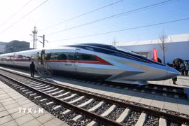 Tàu cao tốc nhanh nhất thế giới CR450, có tốc độ 453km/h, tại Bắc Kinh, Trung Quốc. (Ảnh: THX/TTXVN)