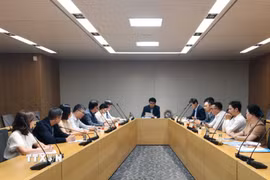 Toàn cảnh buổi làm việc giữa Đoàn đại biểu Tạp chí Cộng sản và Yonhap TV. (Ảnh: Đào Lâm/TTXVN)