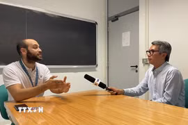 CEO Giuseppe Serpico trao đổi thẳng thắn về mô hình chiến lược phát triển công nghệ lượng tử của Italy. (Ảnh: Hải Linh/TTXVN)
