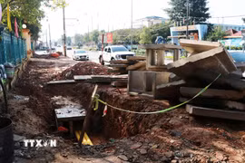 Thi công kéo dài ảnh hưởng đến cuộc sống của người dân và mỹ quan đô thị. (Ảnh: Tường Vi/TTXVN)
