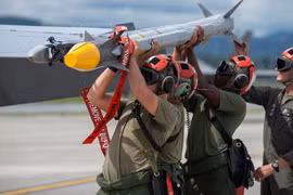 Lính thủy đánh bộ Mỹ lắp tên lửa AIM-9X Sidewinder lên máy bay F/A-18D Hornet. (Ảnh: TTXVN phát)