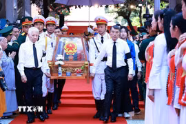 Thủ tướng Lê Minh Hưng và nguyên Ủy viên Bộ Chính trị, nguyên Chủ tịch nước Nguyễn Minh Triết cùng các đại biểu đưa hài cốt các Anh hùng liệt sỹ rời Công viên Lê Thị Riêng. (Ảnh: Dương Giang/TTXVN)