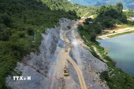 Dự án cao tốc Hòa Bình-Mộc Châu đoạn qua tỉnh Phú Thọ sử dụng nguồn vốn ngân sách Trung ương và ngân sách Tỉnh do Ban quản lý Dự án đầu tư xây dựng các công trình giao thông tỉnh Hòa Bình cũ làm chủ đầu tư. (Ảnh: Quốc Khánh/TTXVN)
