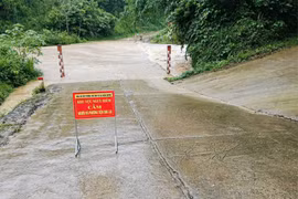 Chính quyền nhiều địa phương trên địa bàn tỉnh Thái Nguyên đã cắm biển cảnh báo và bố trí lực lượng kiểm soát tại các khu vực nguy hiểm, không để người và phương tiện đi qua. (Ảnh: TTXVN phát)
