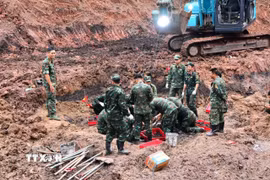 Công tác tìm kiếm, quy tập hài cốt liệt sỹ tại khu vực B, công viên Lê Thị Riêng. (Ảnh: TTXVN phát)