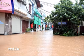 Nước sông Kỳ Cùng dâng cao, nhiều khu vực ven sông, trũng thấp trên địa bàn tỉnh Lạng Sơn bị ngập sâu. (Ảnh: Văn Đạt/TTXVN)