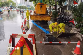 (Tư liệu) Công nhân ứng trực, xử lý thoát nước trên phố Minh Khai. (Ảnh: Thanh Tùng/TTXVN)