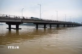 Mực nước trên sông Hương, thành phố Huế lên trên báo động 1 vào chiều 8/10. (Ảnh: Nguyên Lý/TTXVN)