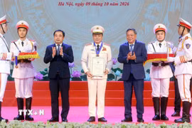 Ủy viên Bộ Chính trị, Bí thư Thành ủy Hà Nội Trần Đức Thắng và Phó Bí thư Thành ủy Hà Nội Nguyễn Văn Phong trao Bằng chứng nhận, vinh danh "Công dân Thủ đô ưu tú" năm 2026 cho Trung tướng, Anh hùng lực lượng vũ trang nhân dân Nguyễn Thanh Tùng, Ủy viên Ban Thường vụ Thành ủy Hà Nội, Bí thư Đảng ủy, Giám đốc Công an thành phố Hà Nội. (Ảnh: Phạm Kiên/TTXVN)