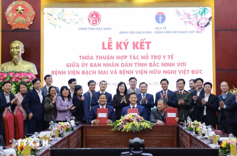 Lễ ký kết thỏa thuận hợp tác hỗ trợ y tế giữa Ủy ban Nhân dân tỉnh Bắc Ninh với Bệnh viện Bạch Mai và Bệnh viện Hữu nghị Việt Đức. (Ảnh: Thanh Thương/TTXVN)