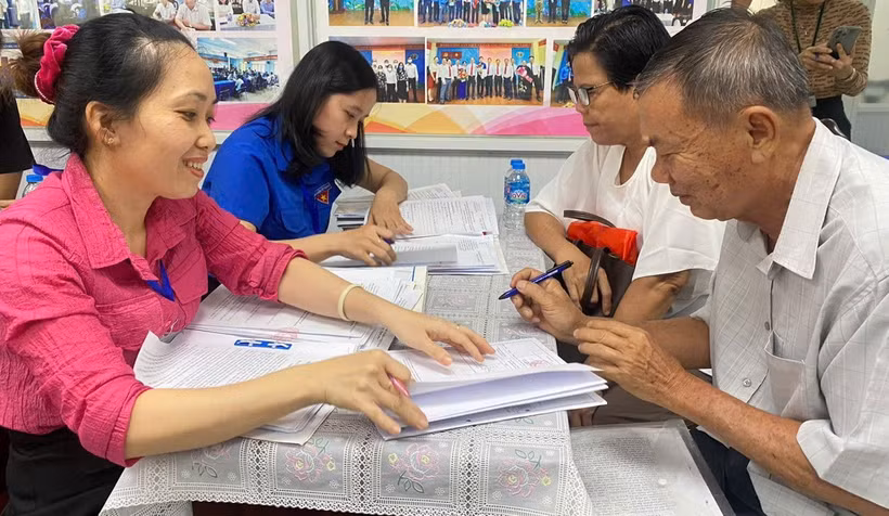 Người dân TP Thủ Đức làm thủ tục nhận tiền bồi thường giải phóng mặt bằng dự án đường Vành đai 2. (Nguồn: báo Sài Gòn giải phóng)
