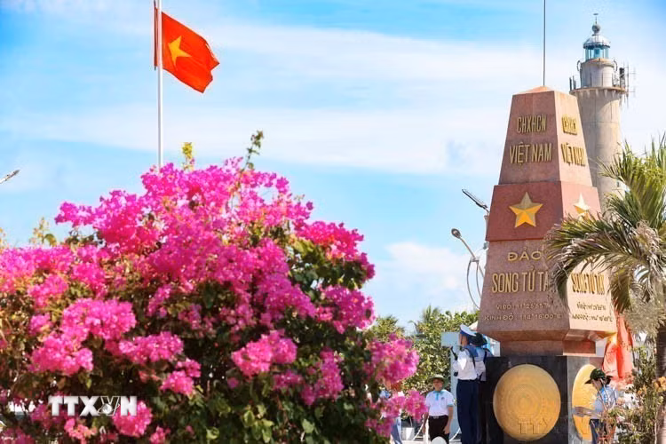 Các đảo trên quần đảo Trường Sa đã được che phủ bởi nhiều loại cây và rau xanh, hoa tươi, góp phần điều hòa khí hậu, tạo bóng mát, gìn giữ đất, công trình, chống biến đổi khí hậu, cải thiện cuộc sống, giữ vững an ninh, chủ quyền quốc gia trên biển. Trong ảnh: Sắc hoa thắm trên đảo Song Tử Tây. (Ảnh: Hoàng Hiếu/TTXVN)
