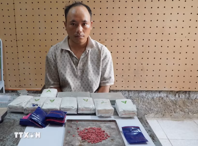 Đối tượng Lầu A Tủa cùng tang vật vụ án. (Ảnh: TTXVN phát)