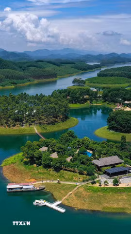 Hồ Thác Bà (Yên Bái), nơi được ví như "Hạ Long trên núi" với nhiều tiềm năng phát triển du lịch. (Ảnh: Tuấn Anh/TTXVN)