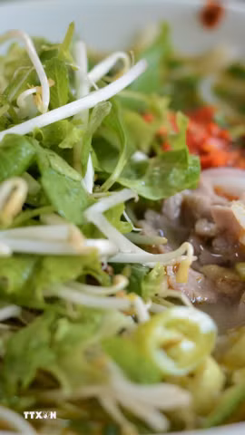 Tô bún bò Huế kết tinh của hàng trăm năm tri thức dân gian, phản ánh sâu sắc tâm hồn, phong cách sống và văn hóa ẩm thực của người Huế. (Ảnh: Văn Dũng/TTXVN)