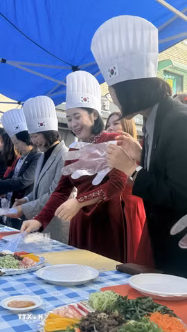 Đại biểu và khách mời tham gia trải nghiệm món gỏi cuốn truyền thống của Việt Nam. (Ảnh: Nhật Hưng/TTXVN)