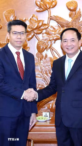 Trưởng Ban Tuyên giáo Trung ương Trịnh Văn Quyết tiếp đồng chí Sakhone Phommalath, Phó Trưởng Ban Tuyên huấn Trung ương Đảng Nhân dân cách mạng Lào. (Ảnh: Phương Hoa/TTXVN)