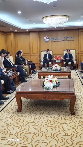 Hội Nhà báo Việt Nam và đoàn công tác tỉnh Vân Nam (Trung Quốc) chia sẻ thông tin nhằm thúc đẩy hợp tác báo chí, truyền thông. (Ảnh: Nguyễn Trọng Lịch/TTXVN)