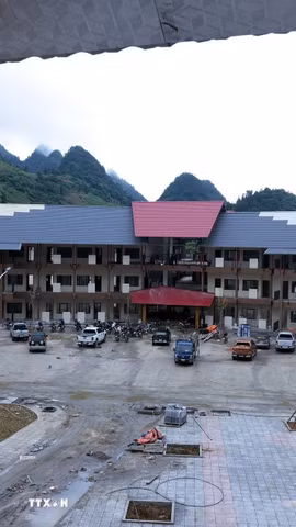 Trường phổ thông nội trú Tiểu học và Trung học Cơ sở Mường Khương có vốn đầu tư 255 tỷ đồng, đáp ứng chỗ học cho 980 học sinh vùng biên giới chuẩn bị khánh thành và đưa vào sử dụng trong năm học mới 2026-2027. (Ảnh: Trần Việt/TTXVN)