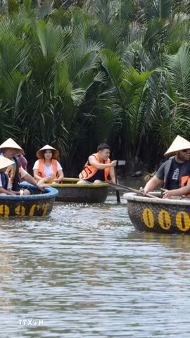 Du khách đến tham quan rừng dừa Bảy Mẫu, phường Hội An Đông, Đà Nẵng. (Ảnh: Hải Âu/TTXVN)