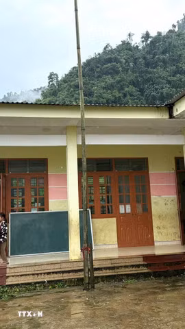 Học sinh ở Điểm trường Trà Tá, Trường Tiểu học cơ sở xã Thạch Lâm, tỉnh Cao Bằng. (Ảnh: Chu Hiệu/TTXVN)