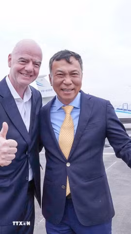 Chủ tịch Liên đoàn bóng đá Việt Nam (VFF) Trần Quốc Tuấn đón Chủ tịch FIFA Gianni Infantino tại sân bay quốc tế Nội Bài (Hà Nội). (Ảnh: VFF/TTXVN phát)