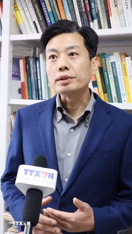 Giáo sư Thôi Thủ Quân, Học viện Quan hệ quốc tế-Đại học Nhân dân Trung Quốc trả lời phỏng vấn phóng viên TTXVN tại Trung Quốc. (Ảnh: Quang Hưng/TTXVN)