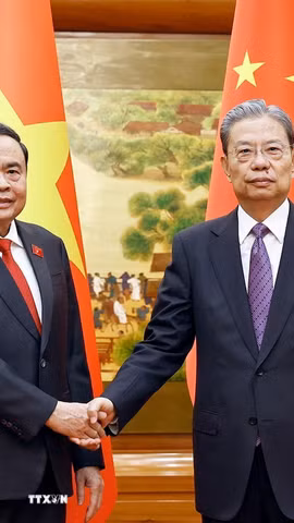 Chủ tịch Quốc hội Trần Thanh Mẫn và Ủy viên trưởng Ủy ban thường vụ Đại hội Đại biểu Nhân dân toàn quốc Trung Quốc Triệu Lạc Tế chụp ảnh chung. (Ảnh: Doãn Tấn/TTXVN)