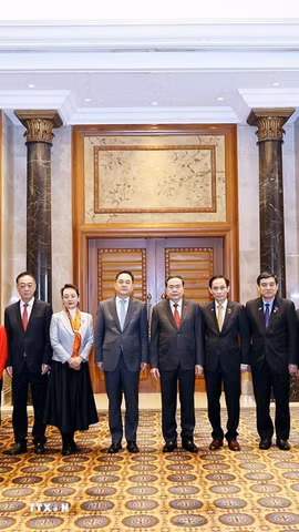 Chủ tịch Quốc hội Trần Thanh Mẫn với các nhân sỹ hữu nghị Trung Quốc. (Ảnh: Doãn Tấn/TTXVN)