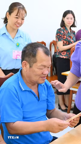 Bà Nguyễn Hoàng Uyên, Phó Giám đốc Sở Y tế Tây Ninh, thăm hỏi, trao quà hỗ trợ các đối tượng bảo trợ xã hội và người khuyết tật. (Ảnh: Thanh Bình/TTXVN)