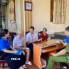 Hỗ trợ người dân trên địa bàn tỉnh Thanh Hóa hoàn thiện thủ tục. (Ảnh TTXVN phát)