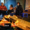 Người dân mang củi ra đốt sưởi ấm ttrong thời tiết rét đậm. (Ảnh: Thành Đạt/TTXVN)
