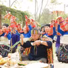 Thầy cúng làm lễ cầu các thần linh phù hộ, xua đuổi tà ma, ác quỷ, cầu cho mưa thuận gió hòa, phù hộ cho dân bản được bình yên mạnh khỏe. (Ảnh: Khánh Hòa/TTXVN)
