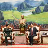 Đại tướng Phan Văn Giang chào xã giao Tổng Bí thư, Chủ tịch nước Lào Thongloun Sisoulith (phải) . (Ảnh: Xuân Tú/TTXVN)