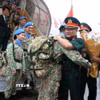Lãnh đạo Cục Gìn giữ hòa bình Việt Nam đón Đội Công binh số 3 tại sân bay quốc tế Nội Bài. (Ảnh: Tuấn Anh/TTXVN)