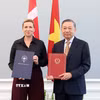 Tổng Bí thư, Chủ tịch nước Tô Lâm và Thủ tướng Đan Mạch Mette Frederiksen trao Tuyên bố chung về việc thiết lập quan hệ Đối tác chiến lược toàn diện Việt Nam-Đan Mạch. (Ảnh: Thống Nhất/TTXVN)